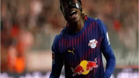 “深夜3时，卫冕王者首战亮相！挑战顶级90后新星，恐遭一轮淘汰。”